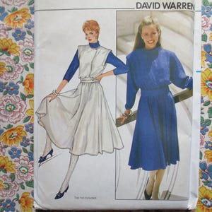 Op de afbeelding: Twee patronen voor damesjurken van David Warren. Het patroon links is een witte jurk met een ronde hals en een rok die tot op de knie valt. Het patroon rechts is een blauwe jurk met een ronde hals en een rok die tot op de knie valt. De tekst "Top not included" is onderaan de pagina afgedrukt.