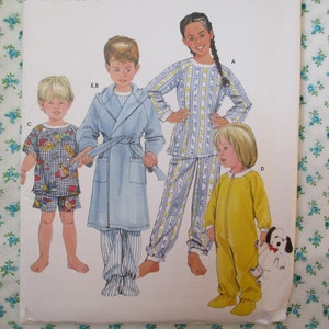 Può includere: Un cartamodello per pigiami per bambini. Il cartamodello comprende quattro stili diversi: un pigiama a righe, una vestaglia, un pigiama intero e un pigiama a maniche corte. Il cartamodello è illustrato con quattro bambini che indossano i diversi stili di pigiami.