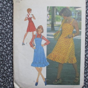 Pode incluir: Padrão de costura vintage com ilustrações de vestidos. Um vestido é amarelo com um padrão floral, outro é vermelho e o terceiro é azul com uma bainha com babados. O padrão inclui um diagrama dos modelos de vestidos.
