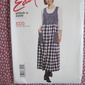 Könnte beinhalten: Eine Schnittmusterhülle für ein Trägerkleid mit einem blau-weiß karierten Oberteil und einem blau-weiß karierten Rock mit zwei Vordertaschen. Der Text lautet Easy, stitch 'n save by McCall's, 8320, und SIZE/TAILLE A (XS-S-M).