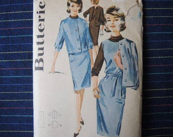 Può includere: Un modello di cucito vintage con due abiti da donna. Il modello include una giacca a maniche corte e una gonna, e una giacca a maniche lunghe e una gonna. Il modello è stampato su carta bianca con testo nero e illustrazioni.
