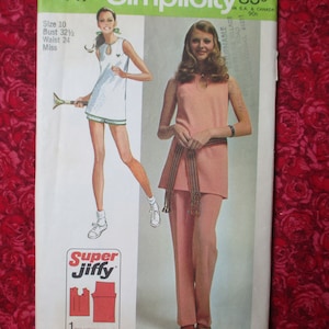 Könnte beinhalten: Vintage-Schnittmuster für ein zweiteiliges Outfit. Das Schnittmuster beinhaltet ein ärmelloses Tunika-Oberteil mit einer Schärpe und einer passenden Hose. Das Schnittmuster ist für Größe 10, Brustumfang 82,5 cm, Taillenumfang 61 cm. Das Schnittmuster ist für eine junge Frau.