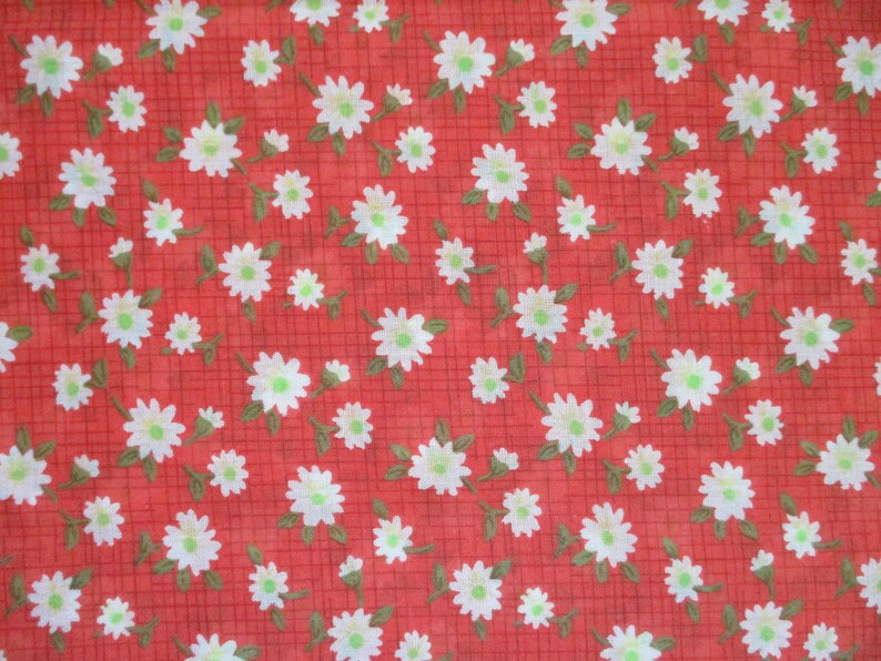 K&ouml;nnte beinhalten: Roter Stoff mit einem Muster aus wei&szlig;en G&auml;nsebl&uuml;mchen. Die G&auml;nsebl&uuml;mchen sind gleichm&auml;&szlig;ig verteilt und haben gr&uuml;ne Stiele.
