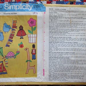 Könnte beinhalten: Vintage Simplicity 8810 Transfermuster-Umschlag. Die Vorderseite zeigt farbenfrohe Illustrationen von Vögeln, einem Mädchen in rotem Umhang, einer Blume, einer Giraffe und einer Schildkröte. Der Text "Simplicity 75c" und "1970" sind sichtbar.