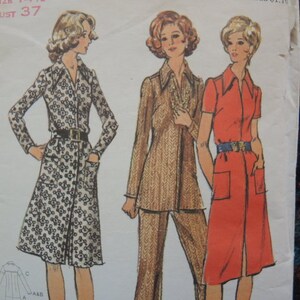 Puede incluir: Un patrón de costura vintage con tres diseños de vestidos para mujeres. El primer vestido es un vestido largo de manga larga con cinturón. El segundo vestido es un vestido largo de manga larga, con estampado marrón y blanco, con un traje pantalón a juego. El tercer vestido es un vestido rojo de manga corta con cinturón. El patrón es para una talla de pecho de 94 cm.