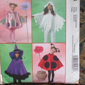 Peut inclure: Un patron de couture pour costumes d'enfants. Le patron comprend quatre costumes différents : un papillon, un fantôme, une sorcière et une coccinelle. Le patron est pour les tailles 3-8.