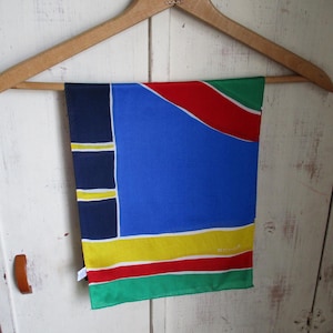 Foulard Echo vintage des années 1980 couleur soie bloqué jaune bleu vert rouge long 10,5 x 53 pouces