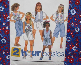 Patrón de costura vintage de los años 80, estilo "Simplicidad 8953", pantalones cortos básicos de 2 horas para niñas en dos largos, top y chaleco forrado, sin cortar, tallas 7-8-10