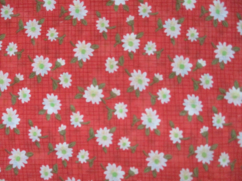 K&ouml;nnte beinhalten: Roter Stoff mit einem Muster aus wei&szlig;en G&auml;nsebl&uuml;mchen. Die G&auml;nsebl&uuml;mchen sind gleichm&auml;&szlig;ig verteilt und haben einen gelben Mittelpunkt.
