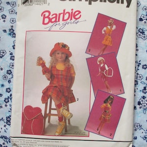 Può includere: Un modello di cucito Barbie per ragazze con quattro abiti diversi. Il modello include un abito a quadri rosso e nero con una borsa rossa a forma di cuore, un abito rosso e bianco con una borsa bianca a forma di cuore, un abito blu e bianco con una borsa bianca a forma di cuore e un abito rosso e bianco con una borsa bianca a forma di cuore.