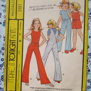 Puede incluir: Patrón de costura vintage McCall's para monos y peleles infantiles. El patrón presenta ilustraciones de niñas con varios conjuntos, incluyendo un mono rojo, un mono azul y un mono a cuadros blancos. El patrón es de talla 6.