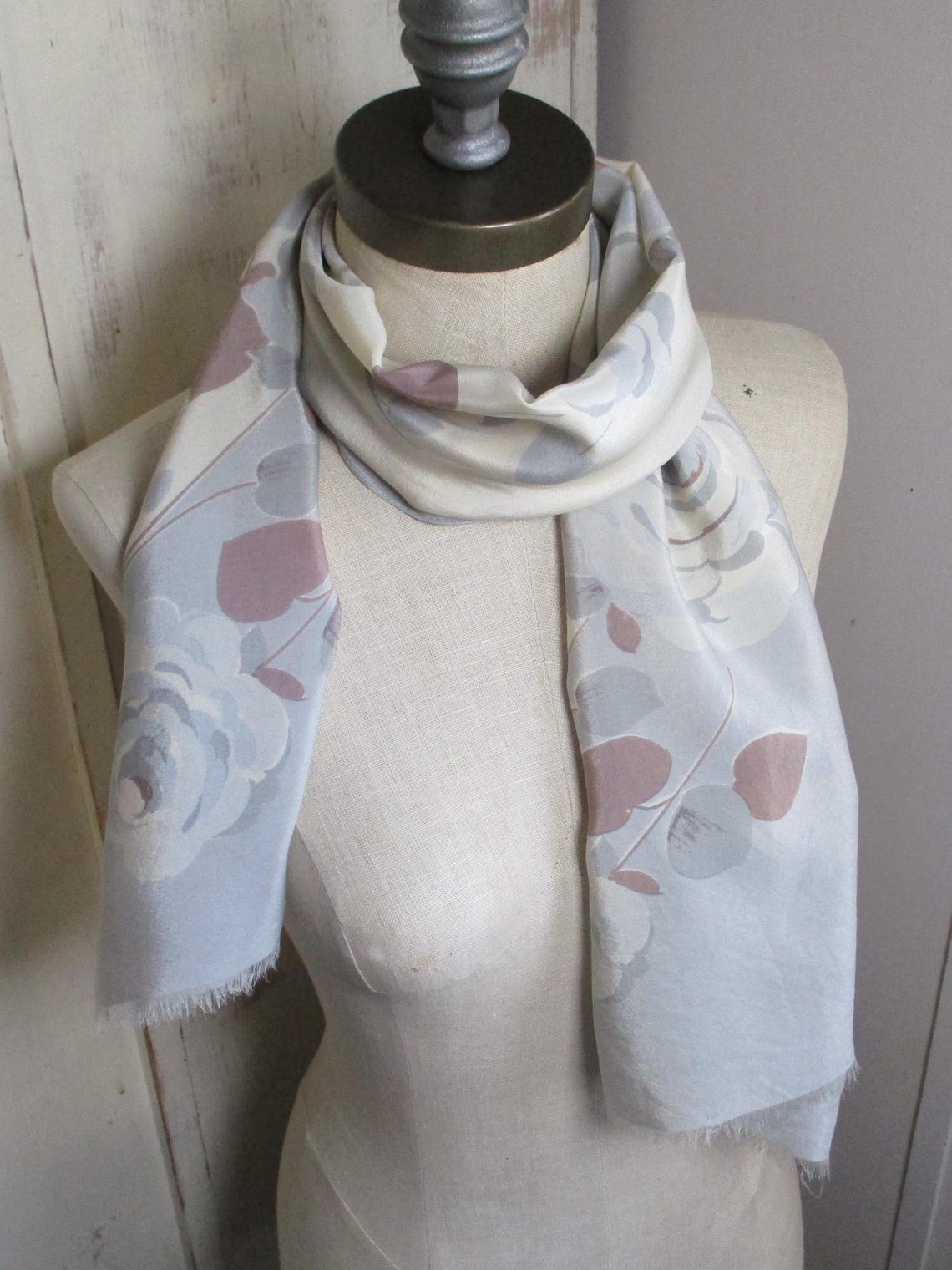 Vintage  silk scarf pastel abstract floral flowers fringed  15 x 53 inches, foto 2 di 5