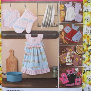 2010s Simplicity sewing pattern 8109 kitchen accessories towel dresses pot holders and oven mitts