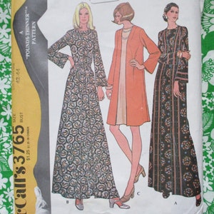 Może przedstawiać: Wzorzec szycia vintage McCall's na długą sukienkę w paisley, długi płaszcz w jednolitym kolorze i długą sukienkę w pionowe pasy. Wzorzec jest dla rozmiarów 42-44 i nazywa się "Pounds-Thinner" pattern.