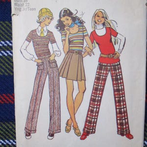 Può includere: Illustrazione di moda vintage con tre figure in abiti in stile anni '70. L'illustrazione mostra una donna con top a righe e gonna, un'altra con top rosso e pantaloni a quadri e una terza con maglione e pantaloni a zampa. Testo in alto: Busto 28, Vita 22, Yng Jr/Teen.