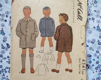 Puede incluir: Patrón de costura vintage de McCall's para un abrigo y una gorra para niño. El patrón es para la talla 4, 3, 4, 1. El patrón muestra tres estilos diferentes de abrigos, uno en marrón, uno en azul y uno en blanco.