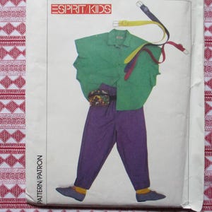 Könnte beinhalten: Ein Schnittmuster für ein grün-violettes Outfit mit dem Text "Esprit Kids" und "Pattern/Patron" auf weißem Hintergrund.