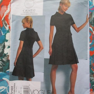 Pode incluir: Um padrão de vestido preto da Vogue, com um vestido de manga curta com gola alta e cinto. O padrão inclui duas imagens do vestido em uma modelo. O fundo inclui tecido floral e o texto "CHADO ralph rucci".