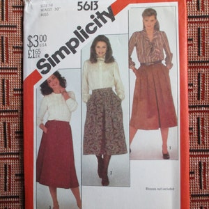 Puede incluir: Patrón de costura Simplicity 5613 para faldas. El patrón presenta tres estilos de falda con bolsillos. La cintura mide 76 cm. El sobre del patrón es rojo y blanco.