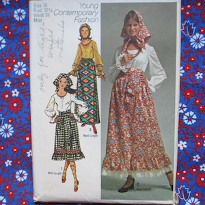 Puede incluir: Patrón de costura vintage para un conjunto de falda larga y blusa. El patrón presenta ilustraciones del atuendo, incluyendo una falda larga con estampado floral y una blusa blanca. El texto en el patrón dice "Young Contemporary Fashion."