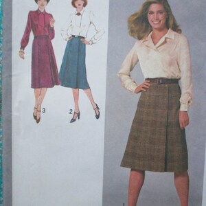 Puede incluir: Un patrón de costura vintage con tres mujeres que llevan diferentes faldas. La primera mujer lleva una falda de cuadros, la segunda una falda azul y la tercera una falda burdeos. El patrón incluye instrucciones para hacer las faldas.