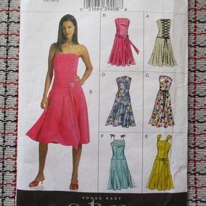 Puede incluir: Un patrón de costura que presenta a una mujer con un vestido rosa sin tirantes, con una ilustración detallada del diseño del vestido. Se muestran variaciones adicionales del vestido, incluyendo colores florales y lisos. El patrón está etiquetado como "Vogue Easy".