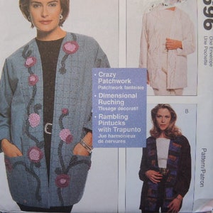 Puede incluir: Una chaqueta vaquera azul con un diseño de patchwork con flores rosas y un detalle de fruncido dimensional. La chaqueta tiene una abertura delantera larga y un corte holgado. El texto de la imagen dice "Crazy Patchwork Patchwork fantaisie Dimensional Ruching Tissage décoratif Rambling Pintucks with Trapunto Jue harmonieux de nervures Pattern/Patron".