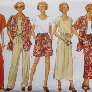 Puede incluir: Un patrón de costura que presenta cinco diseños de ropa diferentes para mujeres. Los diseños incluyen un mono, pantalones, pantalones cortos, una falda y una blusa. El patrón está impreso en papel blanco con texto negro e ilustraciones.