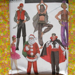 Puede incluir: Un patrón de costura para cinco disfraces diferentes: un pirata, una bailarina, Papá Noel, una bailarina del vientre y un vampiro. El patrón incluye instrucciones y diagrammes para cada disfraz.