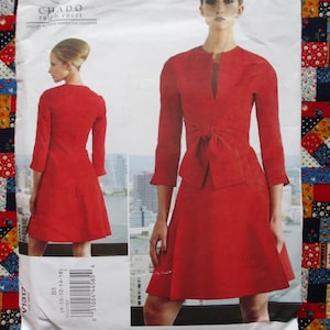 Pode incluir: Um padrão de vestido vermelho com um detalhe de laço na cintura. O padrão apresenta duas imagens do vestido, com o texto "CHADO Ralph Rucci" no topo. O fundo é um edredom de retalhos colorido.