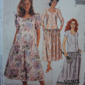 Puede incluir: Un patrón de costura vintage para un vestido y una falda. El patrón es para las tallas 6, 8 y 10. El patrón se llama "Cut-to-Fit" y tiene un estampado floral.