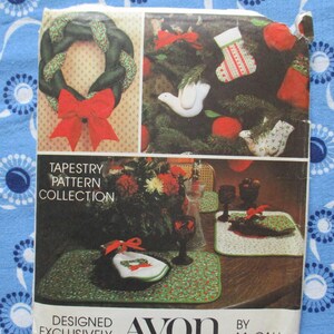 Op de afbeelding: Een vintage tapestry patrooncollectie met kerstontwerpen. De afbeeldingen tonen een krans met een rode strik, kerstsokken, duiven en placemats met feestelijke decoraties. De tekst luidt "TAPESTRY PATTERN COLLECTION".
