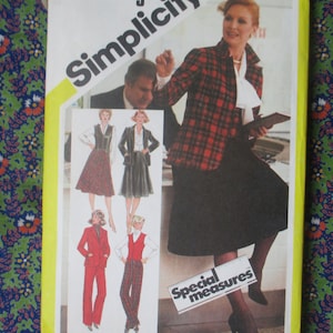 Può includere: Un modello di cucito vintage Simplicity che presenta quattro diversi outfit. Il modello include una giacca a quadri, una gonna, un gilet e un pantalone. Il modello è stampato su carta bianca con un bordo giallo e la parola "Simplicity" stampata in nero.