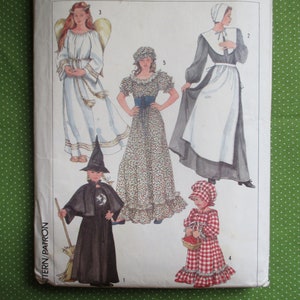 Puede incluir: Un patrón de costura para cinco disfraces de Halloween: una bruja, un ángel, un peregrino, un pionero y una niña pequeña con un vestido de cuadros rojos y blancos. El patrón se llama "Pattern/Patron".