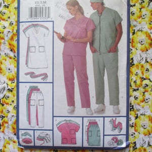 Peut inclure: Un patron de couture pour des blouses d'hôpital avec un schéma de couleurs rose et vert. Le patron comprend des instructions pour la confection d'un haut, d'un pantalon et d'une robe de travail. Le patron est pour les tailles XS-S-M.