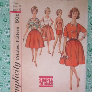 Puede incluir: Patrón de costura Simplicity impreso 50c. Un patrón de costura vintage para una adolescente talla 12, pecho 81 cm. El patrón muestra tres estilos diferentes de vestidos con falda y top. Los vestidos son rojo, blanco y azul.