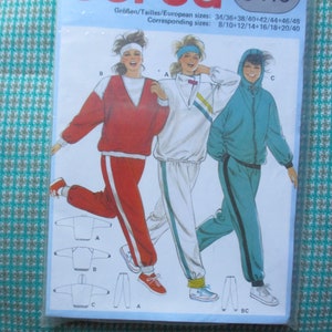 Puede incluir: Un patrón de costura vintage con ilustraciones de tres chándales deportivos en rojo, blanco y verde azulado. El patrón incluye diagramas e información de tallas. El fondo es un estampado de pata de gallo en verde azulado y blanco.