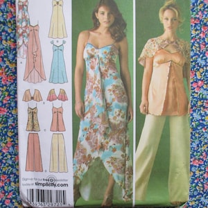 Könnte beinhalten: Ein Schnittmuster mit verschiedenen Kleider- und Oberteil-Designs. Das Muster beinhaltet ein langes Blumenkleid, ein kurzes Kleid mit gerafftem Saum, ein Oberteil mit gerafftem Kragen und eine Hose. Das Muster ist auf weißem Hintergrund mit schwarzem Text gedruckt. Melden Sie sich noch heute für unseren kostenlosen E-Newsletter auf simplicity.com an.
