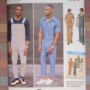 Pode incluir: Dois homens modelando diferentes estilos de macacões. O homem à esquerda está vestindo um macacão listrado branco e cinza com uma camisa azul por baixo. O homem à direita está vestindo um macacão azul claro com gola branca. A imagem inclui o texto "Simplicity" e "Veja dicas no vídeo sobre como obter a perna mais fina."