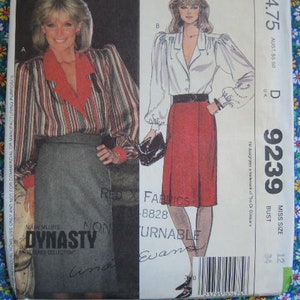 Könnte beinhalten: Ein Schnittmuster für einen Rock und eine Bluse. Das Schnittmuster ist für eine Größe 12 und hat einen Brustumfang von 86 cm. Das Schnittmuster heißt "Dynasty" und stammt aus der "Alles Collection".