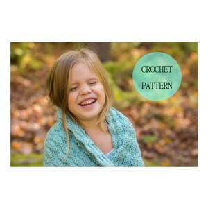 Puede incluir: Una niña pequeña con un chal de crochet de color turquesa sonríe en un entorno otoñal. La imagen incluye el texto "CROCHET PATTERN".