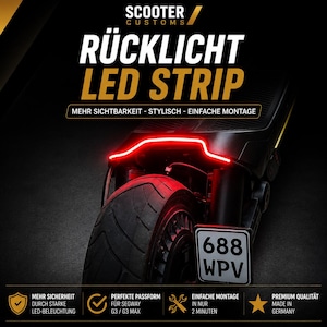 Peut inclure: Un garde-boue arrière de trottinette électrique noir avec une bande lumineuse LED rouge vif. Le texte SCOOTER CUSTOMS RÜCKLICHT LED STRIP est affiché au-dessus de la roue, équipée d'une plaque d'immatriculation portant le numéro 688 WPV.