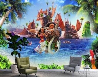 Op de afbeelding: Een muurschildering met Moana en Maui die in ondiep blauw water staan, met een klein varkentje en een haan in de buurt. De achtergrond toont een tropisch eilandtafereel met zeilboten, palmbomen en een grote groene figuur aan de kust.