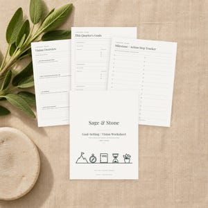 Può includere: Un set di fogli di lavoro bianchi per la definizione degli obiettivi e la visione con testo nero e icone a linee. Le pagine includono intestazioni per Vision Overview, This Quarter's Goals e Milestone Action Step Tracker con il marchio Sage & Stone.