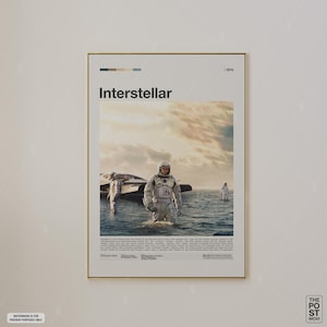 Può includere: Un poster cinematografico verticale per Interstellar, datato 2014. Il design presenta un'immagine centrale di astronauti in tute bianche in piedi in acque poco profonde vicino a un'astronave. Il titolo Interstellar appare in grassetto nero.