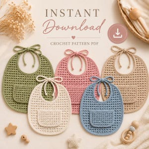 Op de afbeelding: Vijf gehaakte slabbetjes in olijfgroen, oudroze, beige, crème en lichtblauw, elk met een voorzakje en striksluiting. De tekst luidt INSTANT Download CROCHET PATTERN PDF met een downloadicoon en een klein hartje.