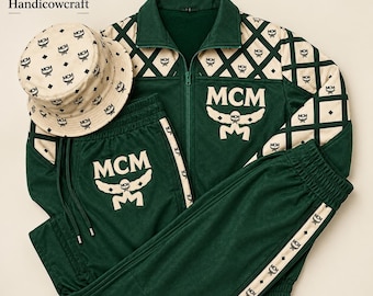 Chándal MCM verde bosque oscuro y blanco roto. Chaqueta bomber de cuero y pantalón deportivo para hombre MCM. Ropa casual de lujo. Chándal estilo streetwear.
