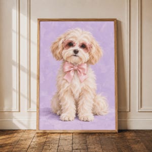 Pode incluir: Uma impressão artística emoldurada apresentando um cão de pelo creme fofo sentado. O cão usa óculos translúcidos com lentes cor-de-rosa e um grande laço de cetim rosa ao redor do pescoço, contra um fundo roxo claro com textura sólida.