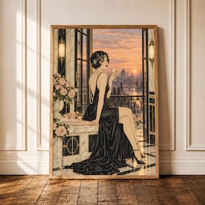 Könnte beinhalten: Ein gerahmter Kunstdruck, der eine Person in einem schwarzen Seidenkleid mit Perlenkette und Kopfschmuck zeigt, die auf einem Marmorsims mit rosa Rosen sitzt. Die Person hält ein Glas vor einem Hintergrund mit Stadtkulisse bei Sonnenuntergang.