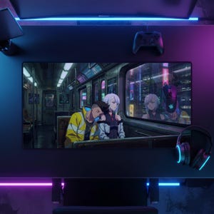Może przedstawiać: Prostokątna podkładka na biurko z ilustracją w stylu anime przedstawiającą dwie postacie w metrze. Podkładka znajduje się na ciemnym biurku wraz z kontrolerem do gier, myszką i słuchawkami, oświetlonymi niebieskim i fioletowym światłem neonowym.